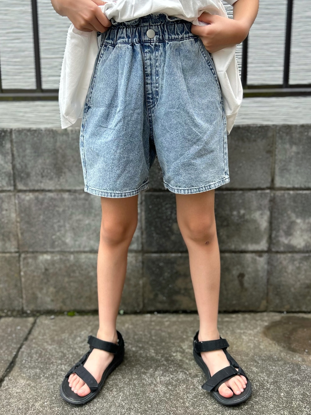 ホワイト系のTシャツ/カットソー、ブルー系のその他パンツ、パープル系のショルダーバッグを着用したキッズの夏コーディネートの6枚目の写真