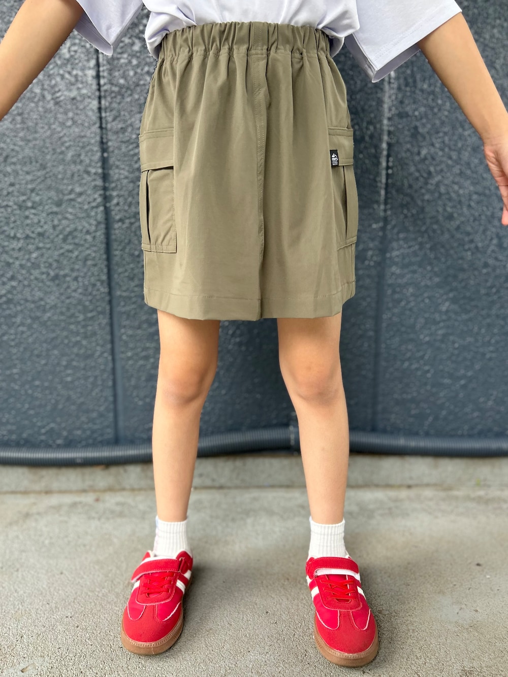 パープル系のTシャツ/カットソー、ブラウン系のスカートを着用したキッズの夏コーディネートの4枚目の写真