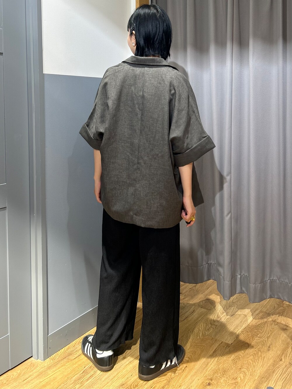 ブラック系のその他パンツ、グレー系のテーラードジャケット、イエロー系のショルダーバッグを着用したレディースの夏コーディネートの4枚目の写真