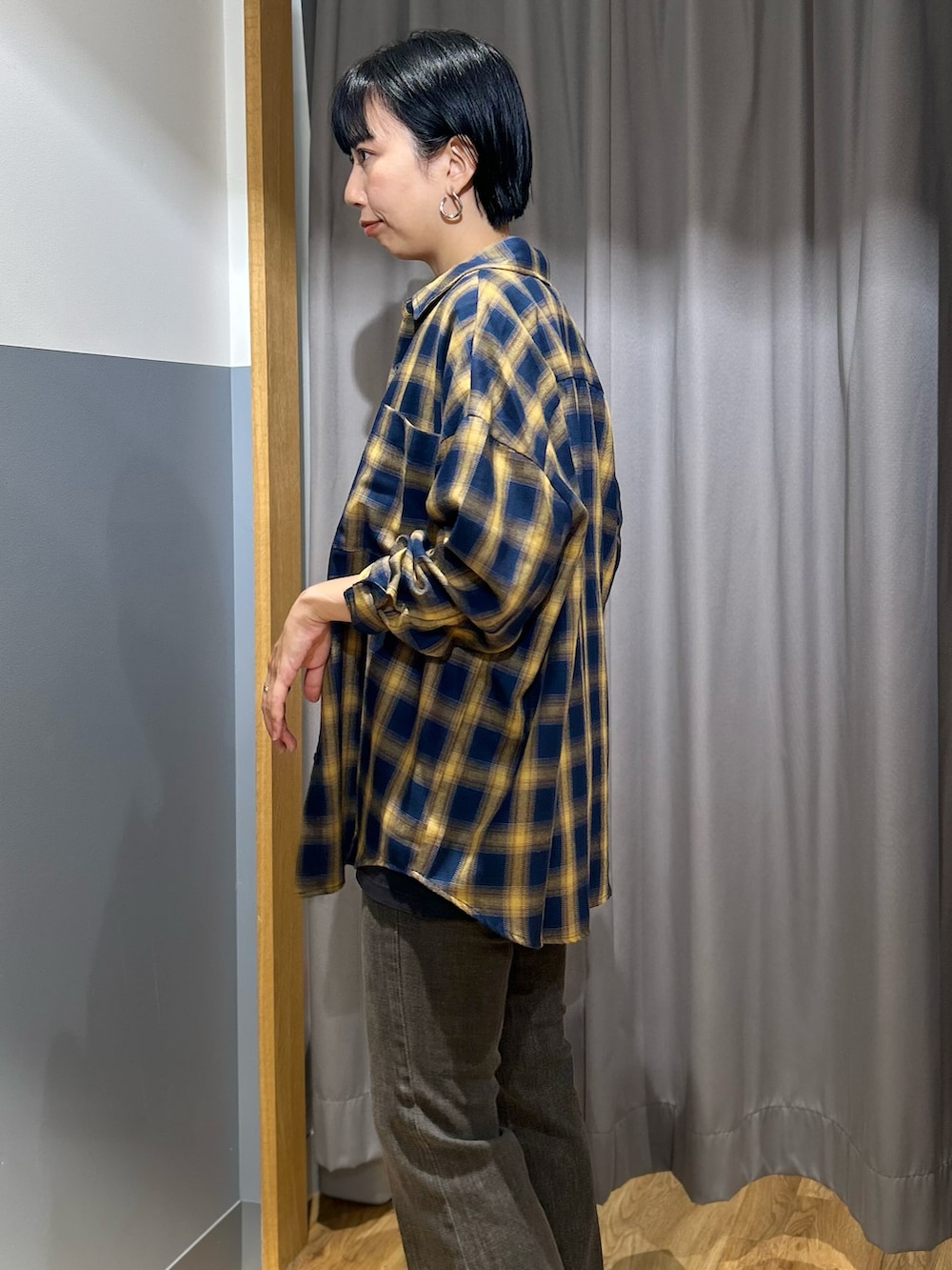 ブラック系のTシャツ/カットソー、ブルー系のシャツ/ブラウス、ブラウン系のその他パンツを着用したレディースの秋コーディネートの7枚目の写真