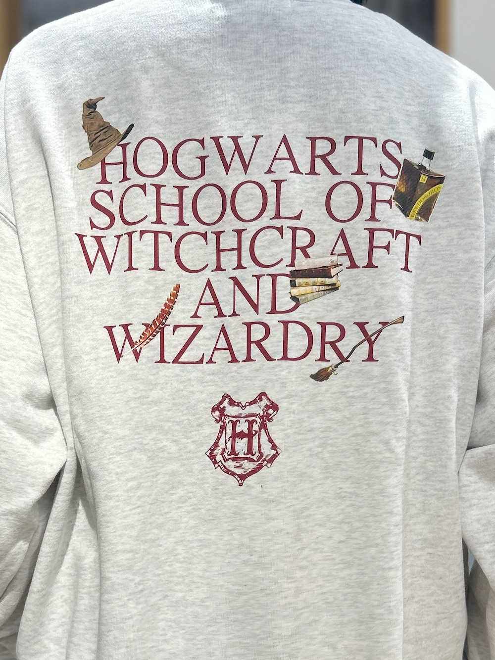 ベージュ系のスウェット、ホワイト系のTシャツ/カットソー、ブルー系のデニムパンツを着用したレディースの秋コーディネートの7枚目の写真