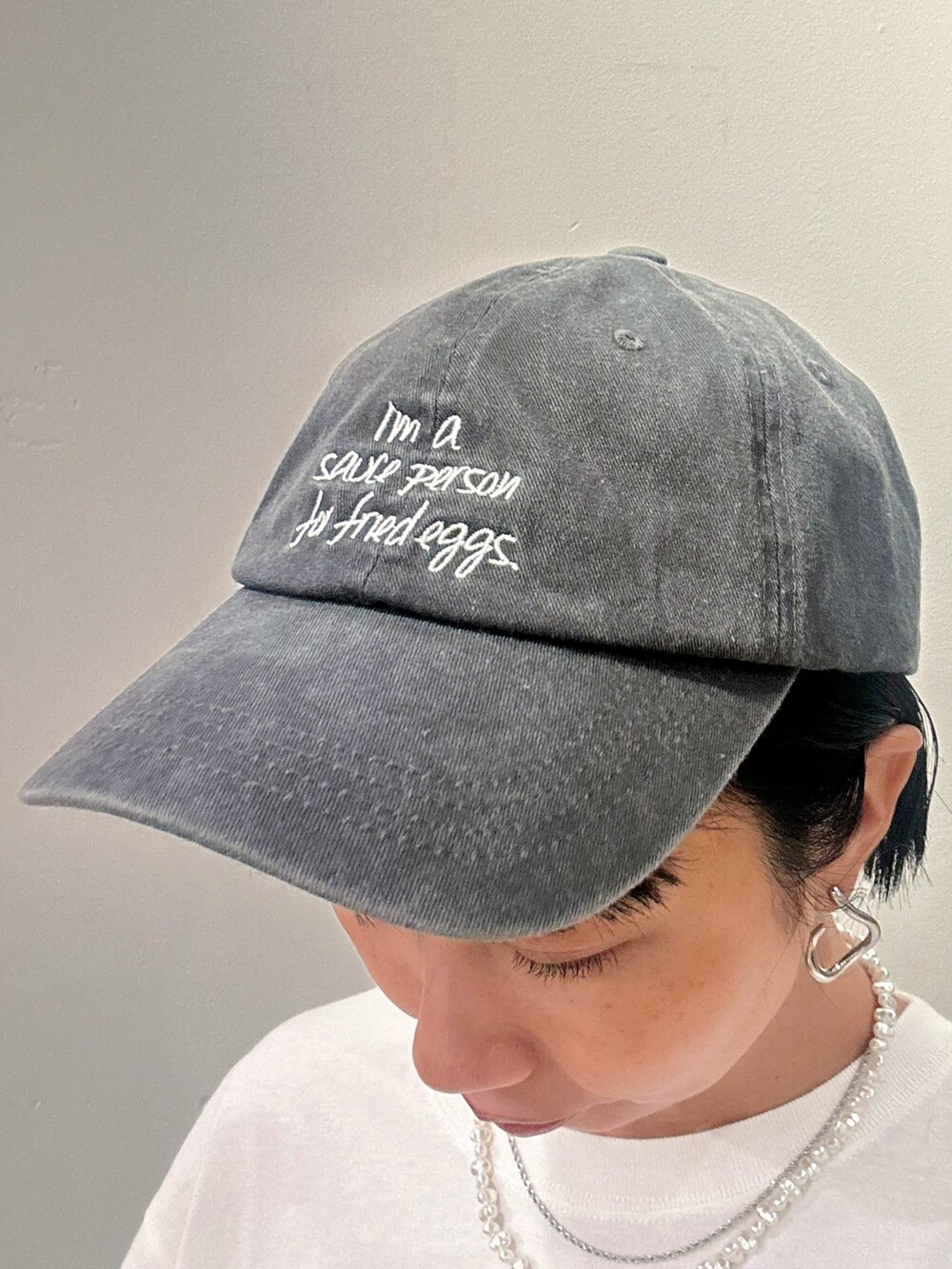 ホワイト系のTシャツ/カットソー、ブラック系のシャツ/ブラウス、ブルー系のスカートを着用したレディースの夏コーディネートの8枚目の写真