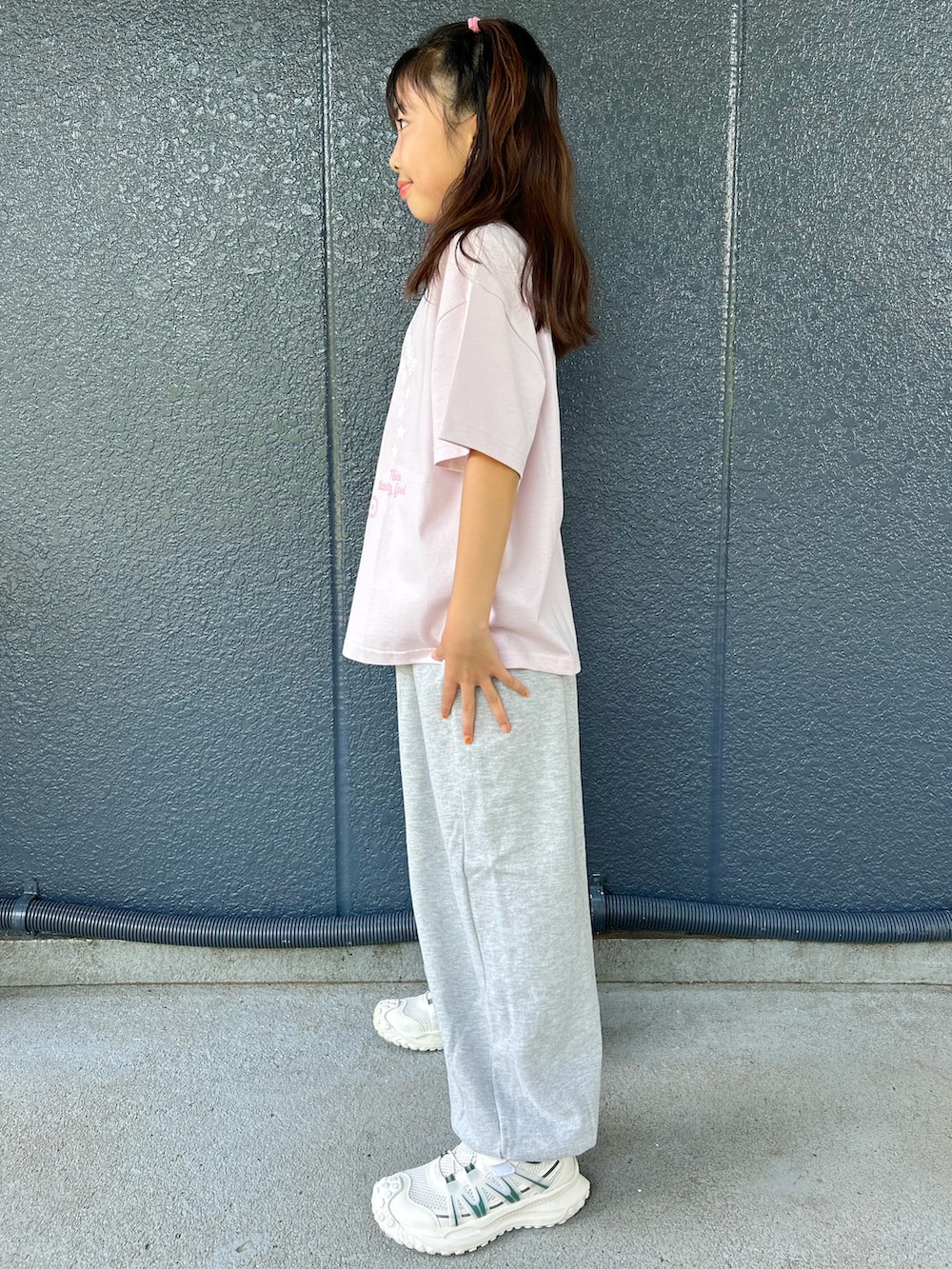 ピンク系のTシャツ/カットソー、グレー系のその他パンツ、ブラック系のショルダーバッグを着用したキッズの夏コーディネートの3枚目の写真