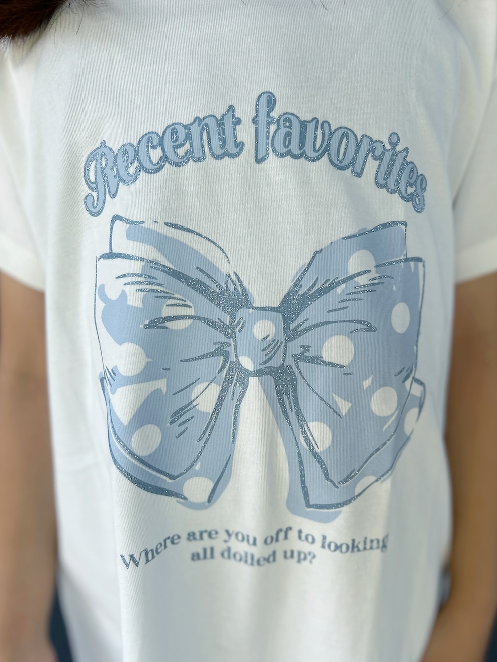 ホワイト系のTシャツ/カットソー、ブラック系のその他パンツ、ブルー系のトートバッグを着用したキッズの夏コーディネートの5枚目の写真