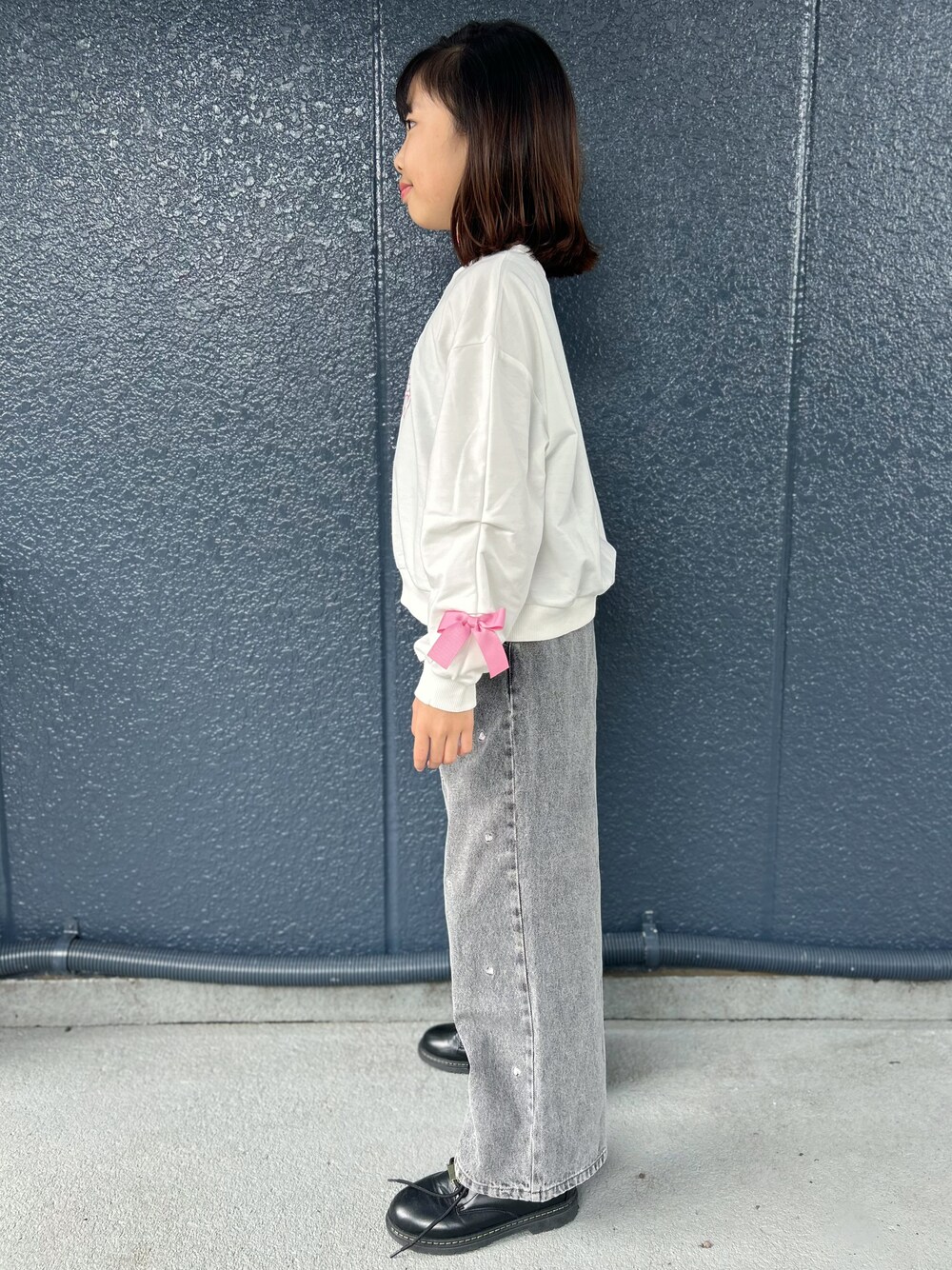 ホワイト系のTシャツ/カットソー、ブラック系のその他パンツを着用したキッズの秋コーディネートの2枚目の写真