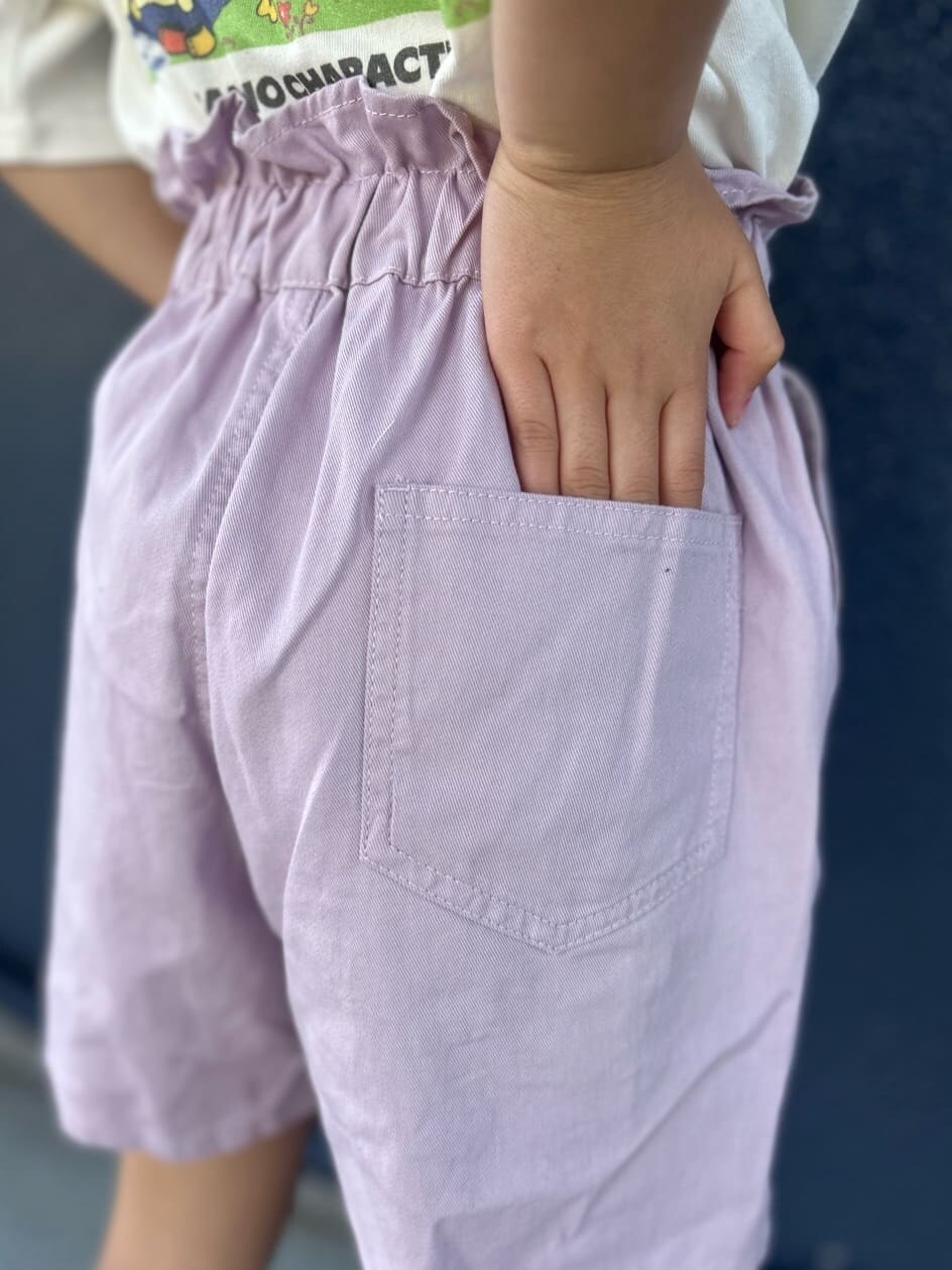 ホワイト系のTシャツ/カットソー、パープル系のその他パンツを着用したキッズの春コーディネートの7枚目の写真