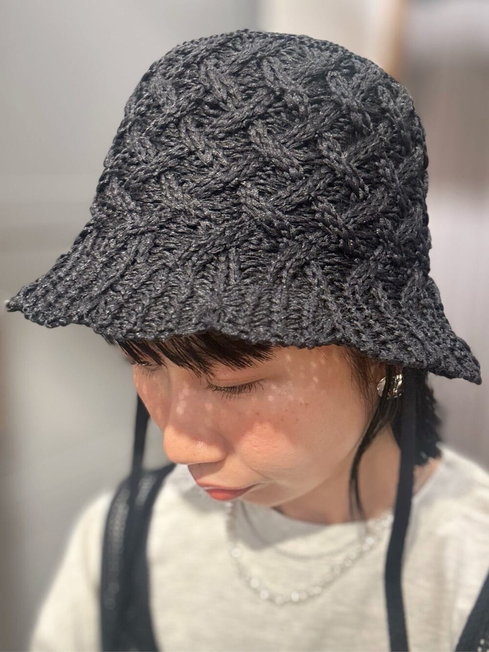 ホワイト系のTシャツ/カットソー、ブラック系のベスト、ブラック系のその他パンツを着用したレディースの春コーディネートの9枚目の写真