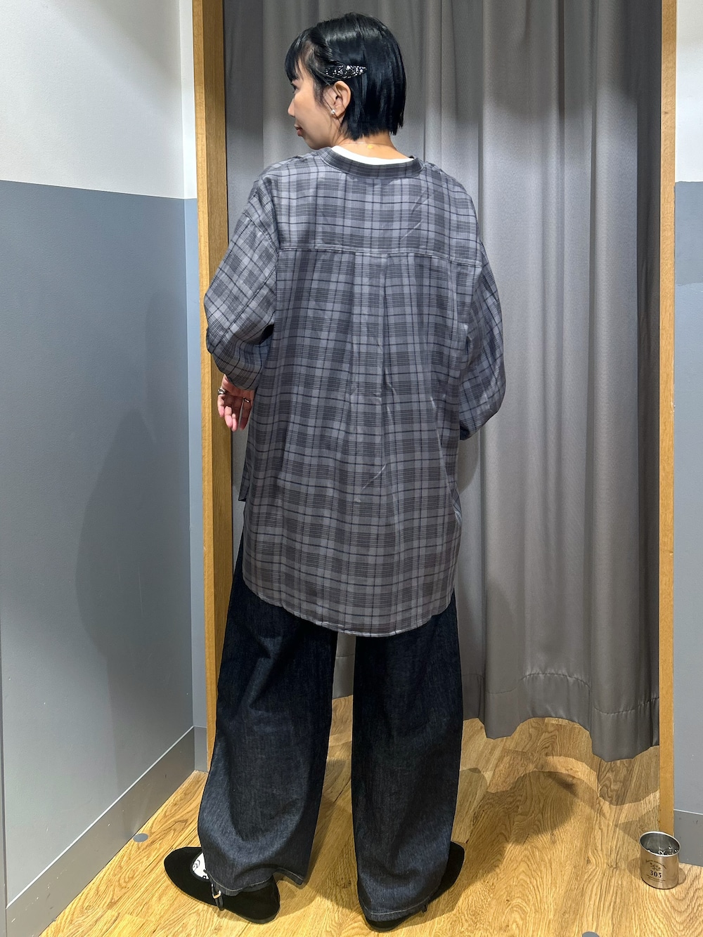 ホワイト系のTシャツ/カットソー、ブルー系のデニムパンツ、ブラック系のシャツ/ブラウスを着用したレディースの秋コーディネートの3枚目の写真