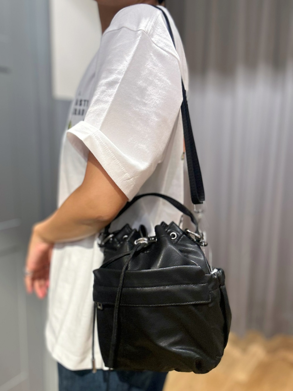 ホワイト系のTシャツ/カットソー、ブラウン系のシャツ/ブラウス、ブルー系のデニムパンツを着用したレディースの夏コーディネートの9枚目の写真
