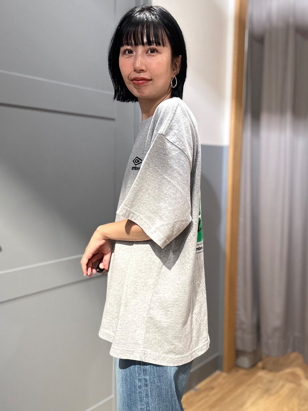 ブルー系のデニムパンツ、ブラウン系のセットアップを着用したレディースの夏コーディネートの6枚目の写真
