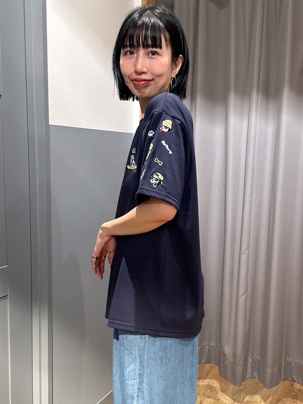 ブルー系のTシャツ/カットソー、ブルー系のデニムパンツ、ホワイト系のTシャツ/カットソーを着用したレディースの夏コーディネートの6枚目の写真