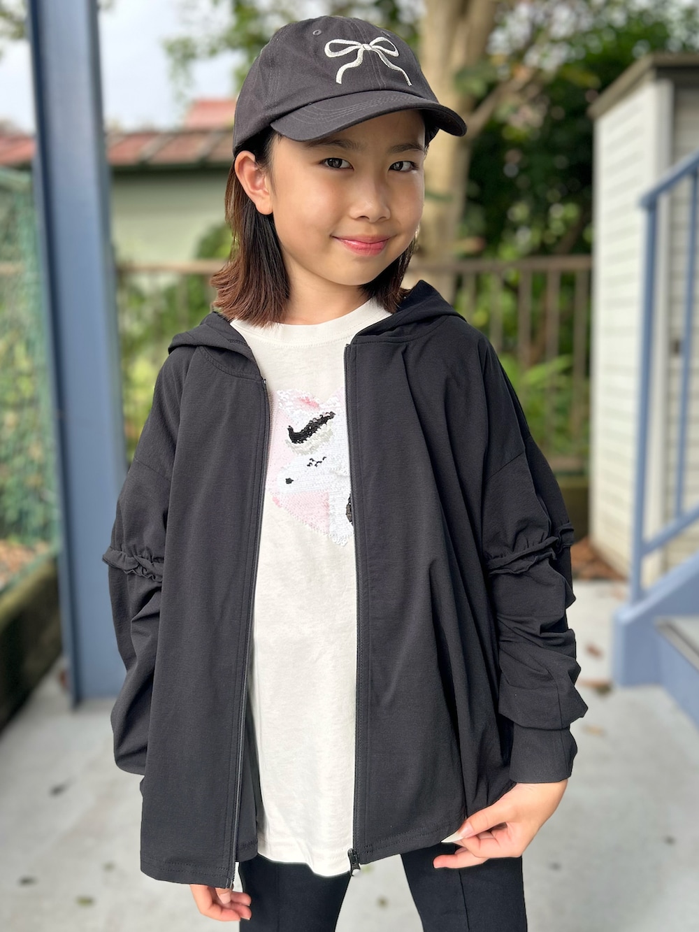 ホワイト系のTシャツ/カットソー、ブラック系のパーカー、ブラック系のその他パンツを着用したキッズの秋コーディネートの4枚目の写真