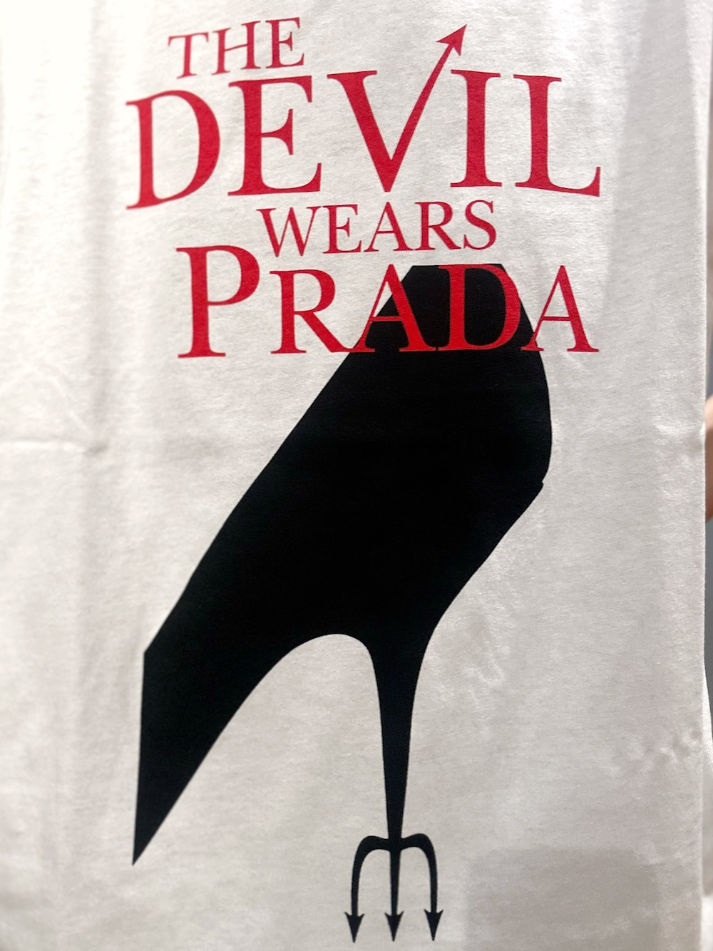 ホワイト系のTシャツ/カットソー、ブラック系のTシャツ/カットソー、ブルー系のデニムパンツを着用したレディースの夏コーディネートの5枚目の写真