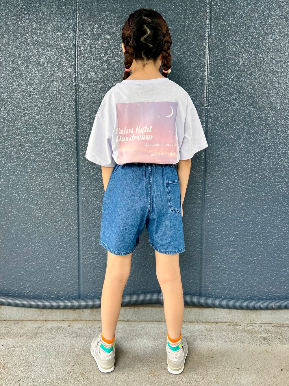 パープル系のTシャツ/カットソー、ブルー系のその他パンツを着用したキッズの夏コーディネートの3枚目の写真