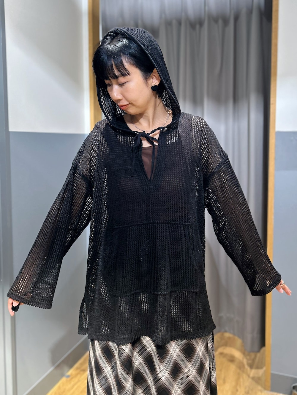 ブラウン系のタンクトップ、ブラック系のTシャツ/カットソー、ブラック系のスカートを着用したレディースの秋コーディネートの4枚目の写真