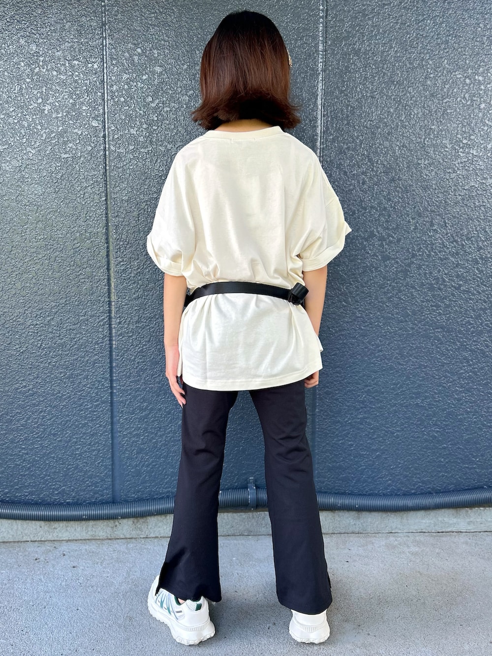 ホワイト系のTシャツ/カットソー、ブラック系のその他パンツ、ブラック系のボディバッグ/ウエストポーチを着用したキッズの夏コーディネートの3枚目の写真