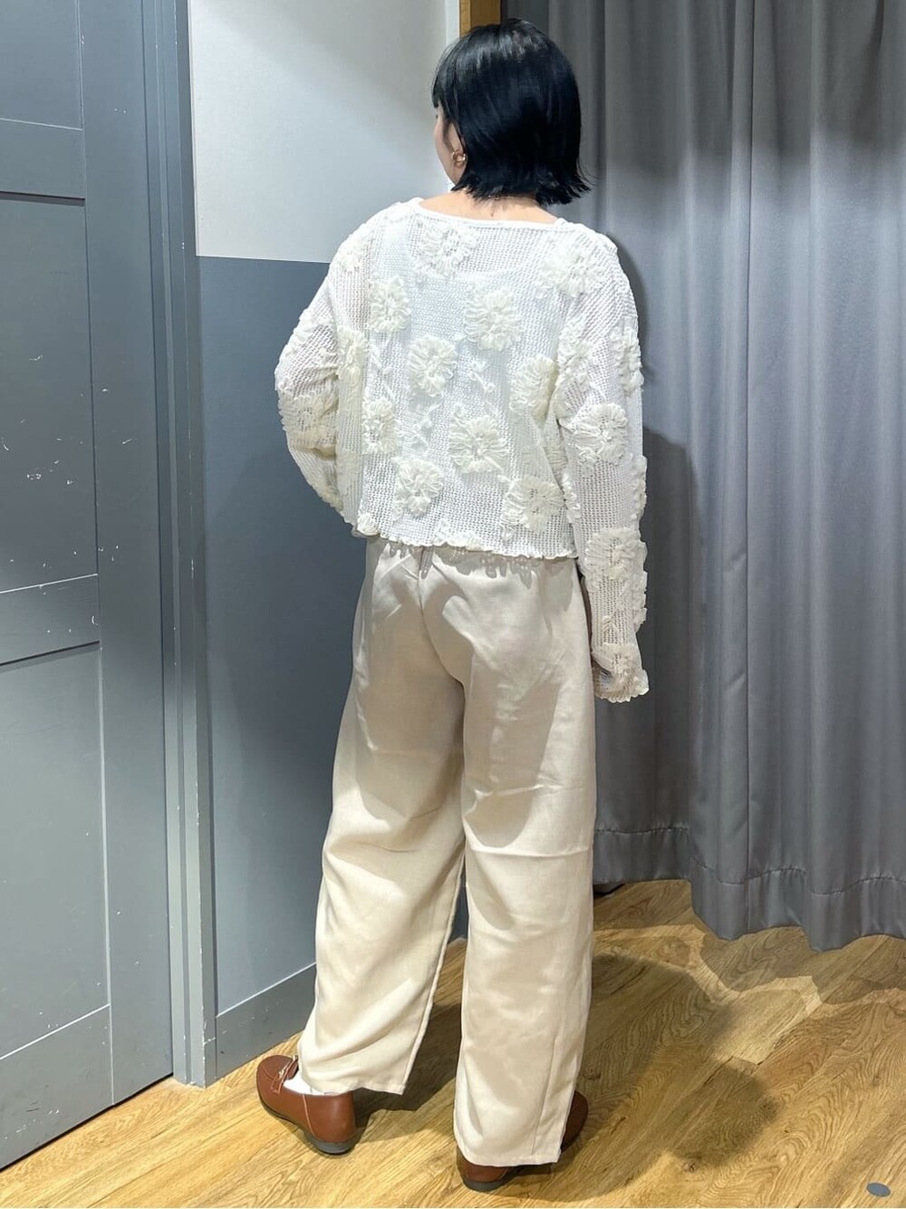 ホワイト系のカーディガン/ボレロ、ホワイト系のタンクトップ、ベージュ系のその他パンツを着用したレディースの春コーディネートの4枚目の写真