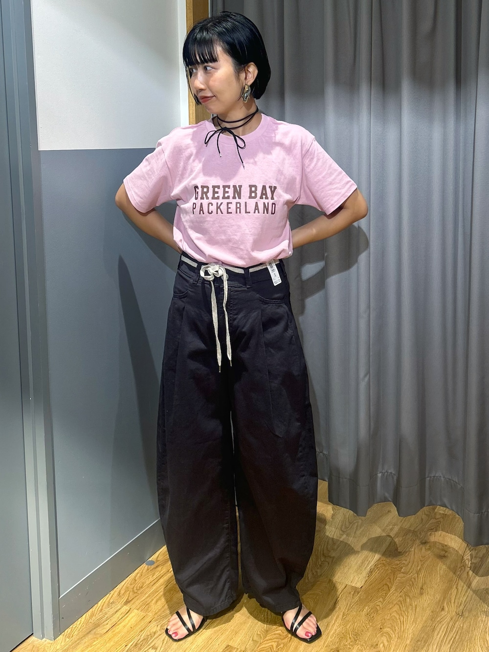 ピンク系のTシャツ/カットソー、グレー系のその他パンツ、ブラック系のショルダーバッグを着用したレディースの夏コーディネートの2枚目の写真