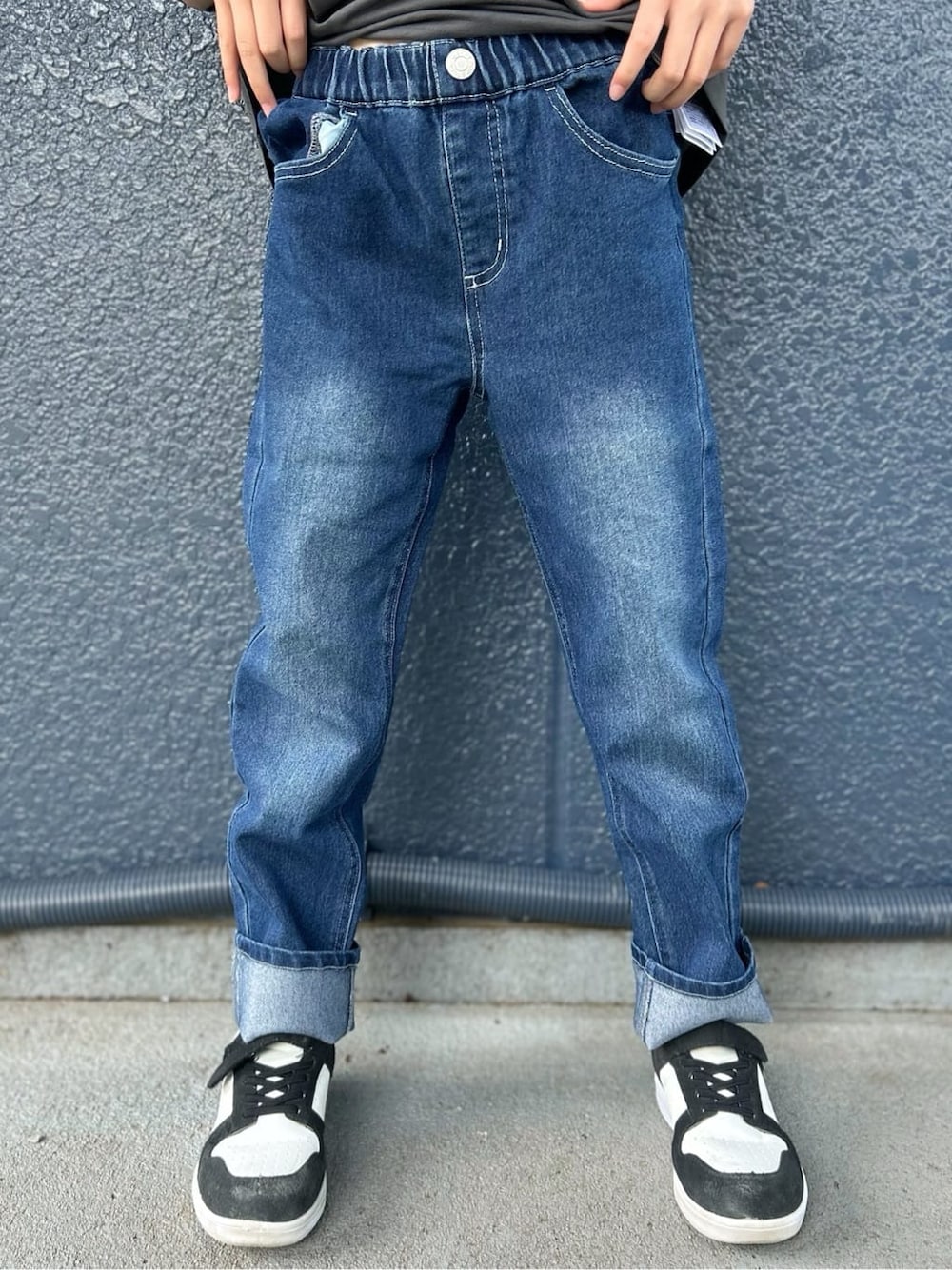 グレー系のTシャツ/カットソー、ブルー系のデニムパンツ、パープル系のバックパック/リュックを着用したキッズの春コーディネートの8枚目の写真