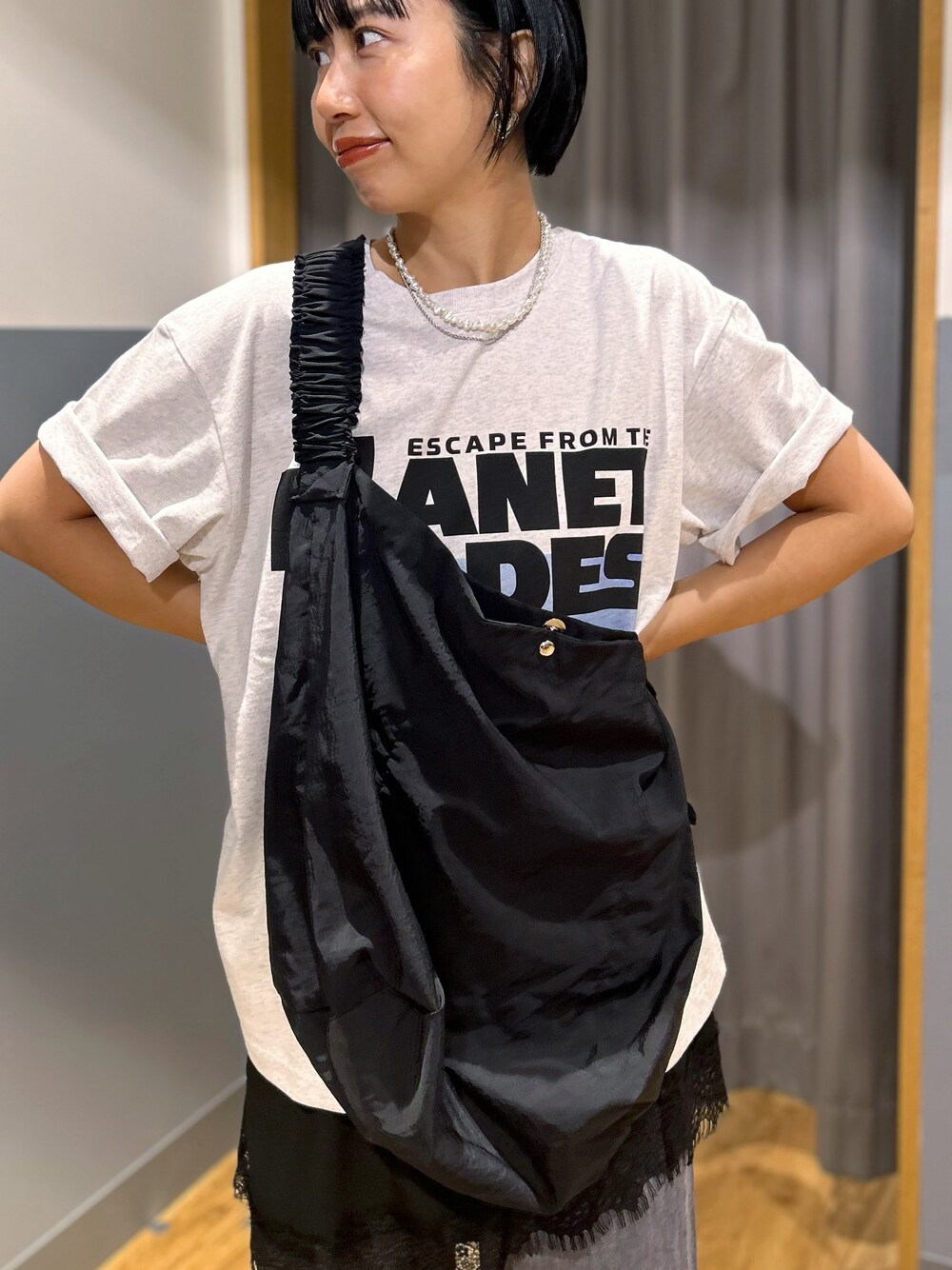 グレー系のTシャツ/カットソー、ブラック系のデニムパンツ、ブラック系のショルダーバッグを着用したレディースの夏コーディネートの8枚目の写真