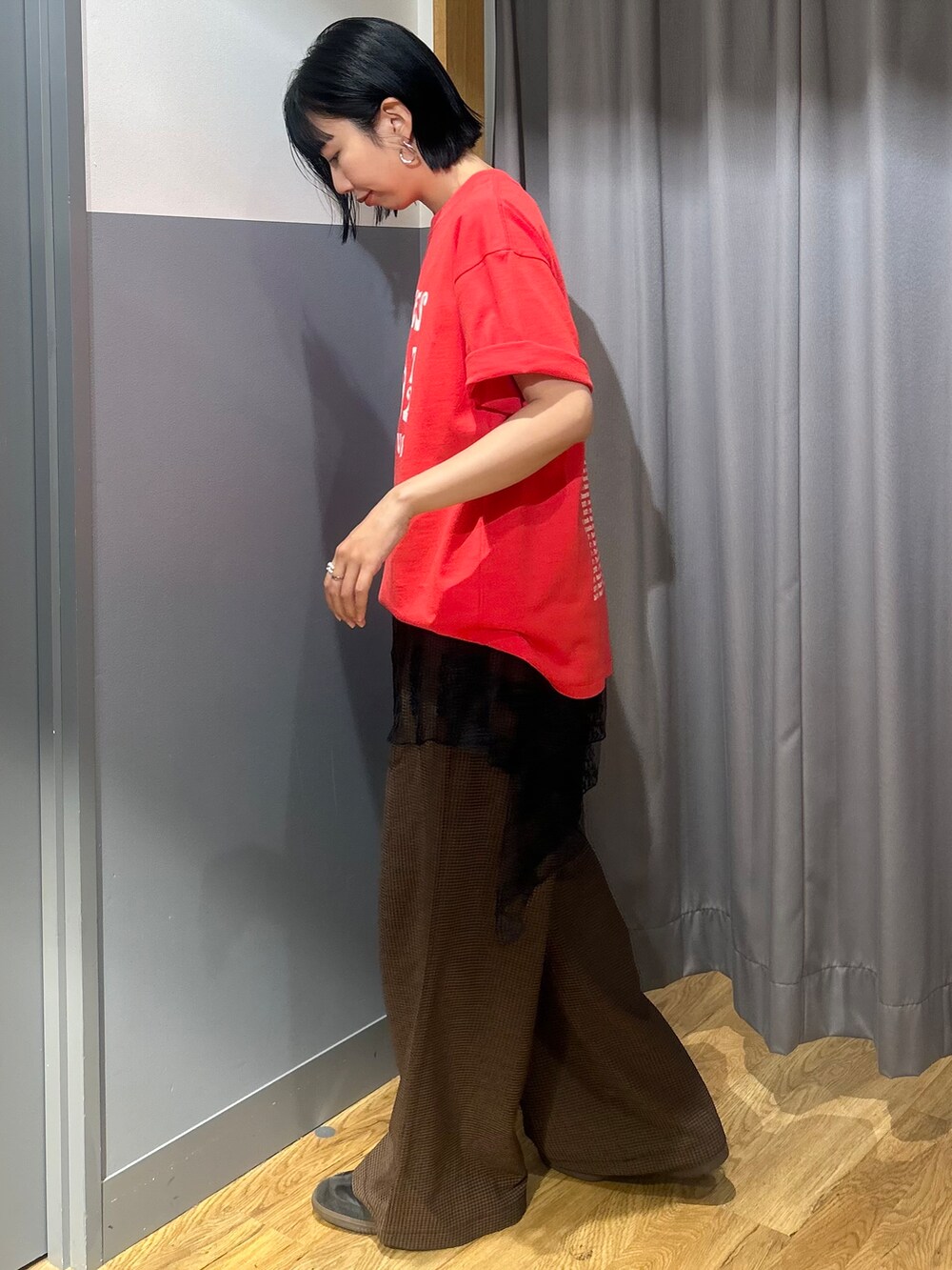 レッド系のTシャツ/カットソー、ブラウン系のセットアップ、ブラック系のスカートを着用したレディースの夏コーディネートの2枚目の写真