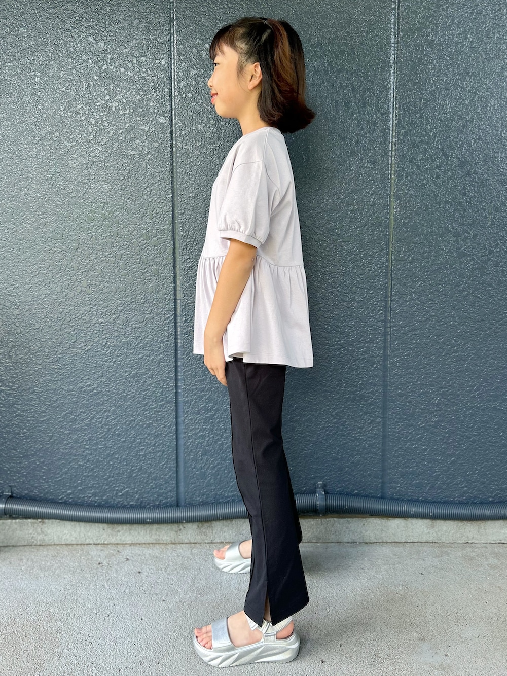 パープル系のTシャツ/カットソー、ブラック系のその他パンツを着用したキッズの夏コーディネートの2枚目の写真