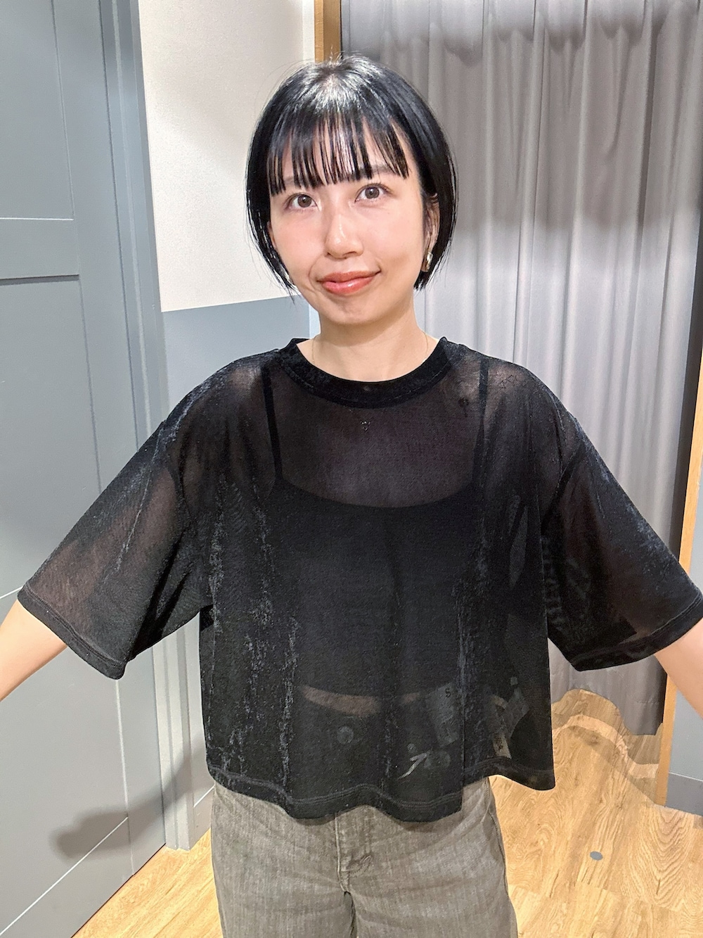 ブラウン系のその他パンツ、ブラック系のベスト、ブラック系のTシャツ/カットソーを着用したレディースの夏コーディネートの4枚目の写真