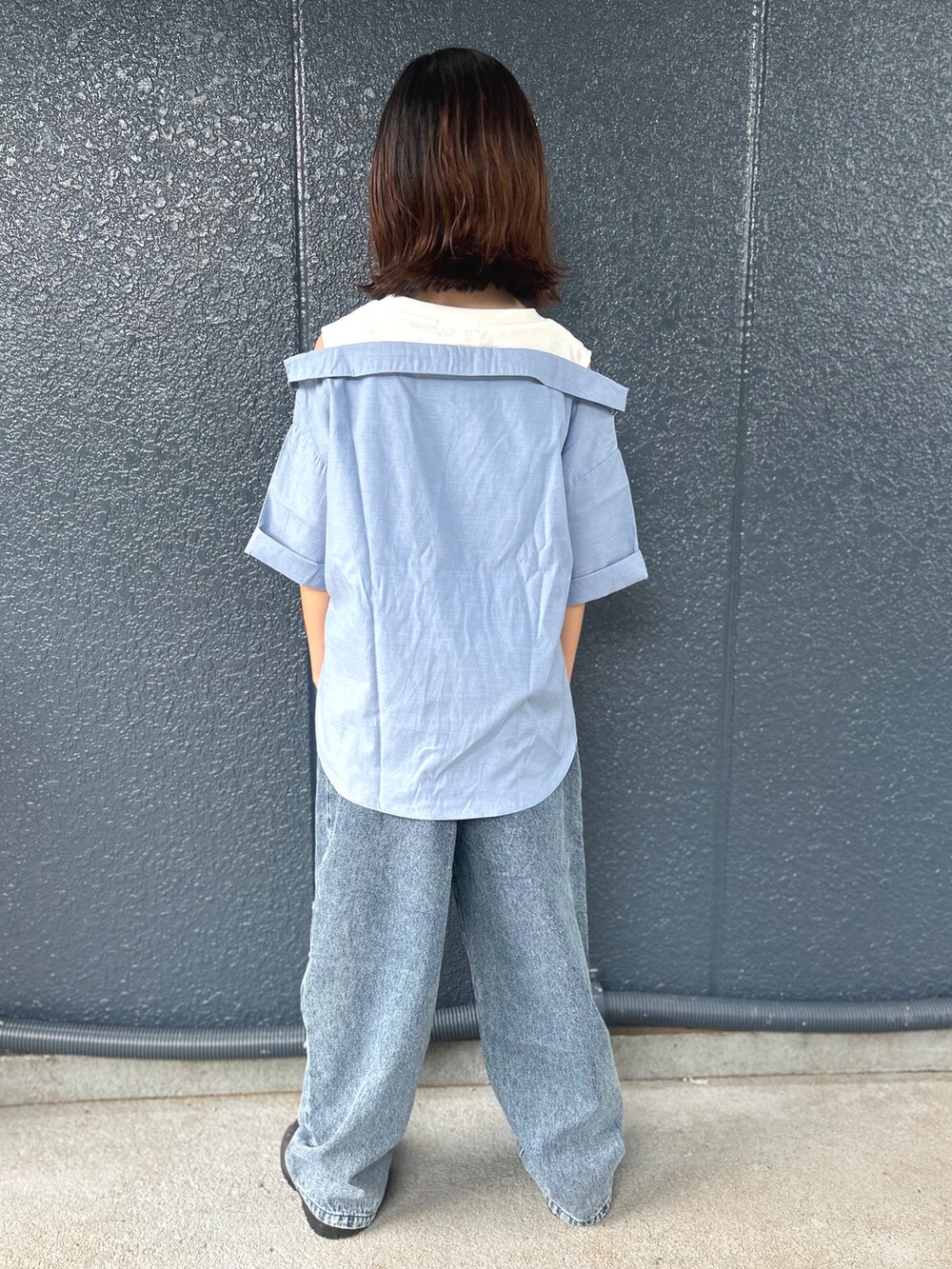 ブルー系のシャツ/ブラウス、ブルー系のその他パンツを着用したキッズの秋コーディネートの3枚目の写真