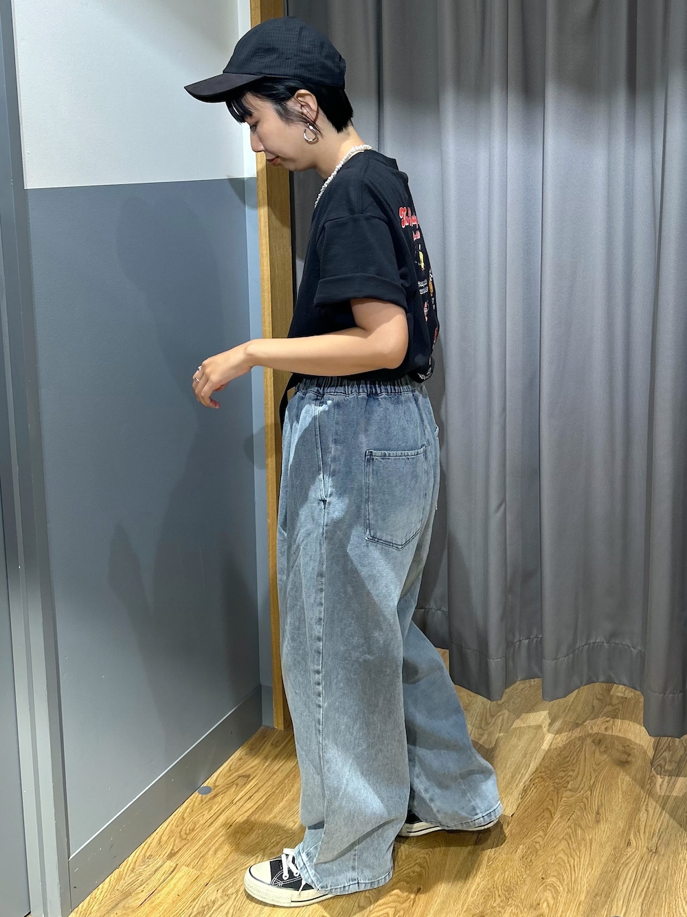 ブラック系のTシャツ/カットソー、ホワイト系のトートバッグ、ブルー系のその他パンツを着用したレディースの夏コーディネートの2枚目の写真