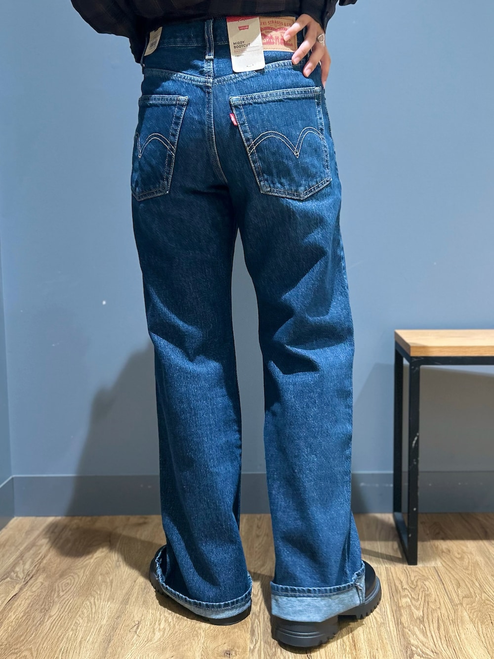 ブラウン系のシャツ/ブラウス、ブラック系のタンクトップ、ブルー系のデニムパンツを着用したレディースの秋コーディネートの8枚目の写真