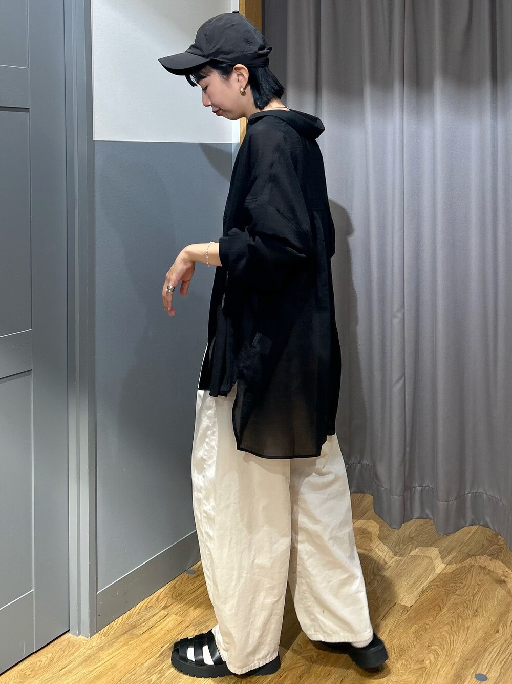 ブラック系のシャツ/ブラウス、ブラック系のタンクトップ、ホワイト系のその他パンツを着用したレディースの夏コーディネートの2枚目の写真