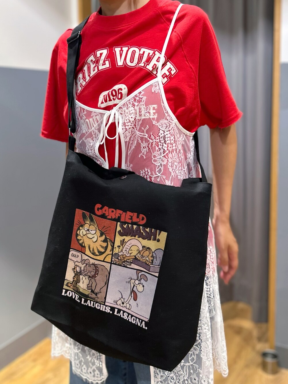 レッド系のTシャツ/カットソー、ホワイト系のTシャツ/カットソー、ブルー系のデニムパンツを着用したレディースの夏コーディネートの9枚目の写真