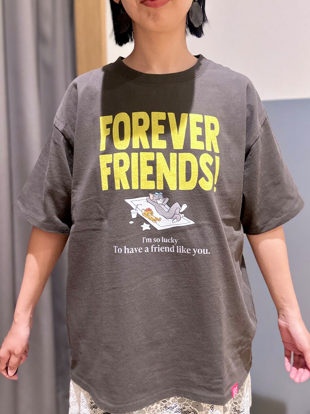 グレー系のTシャツ/カットソー、ホワイト系のTシャツ/カットソー、ブラック系のその他パンツを着用したレディースの夏コーディネートの4枚目の写真