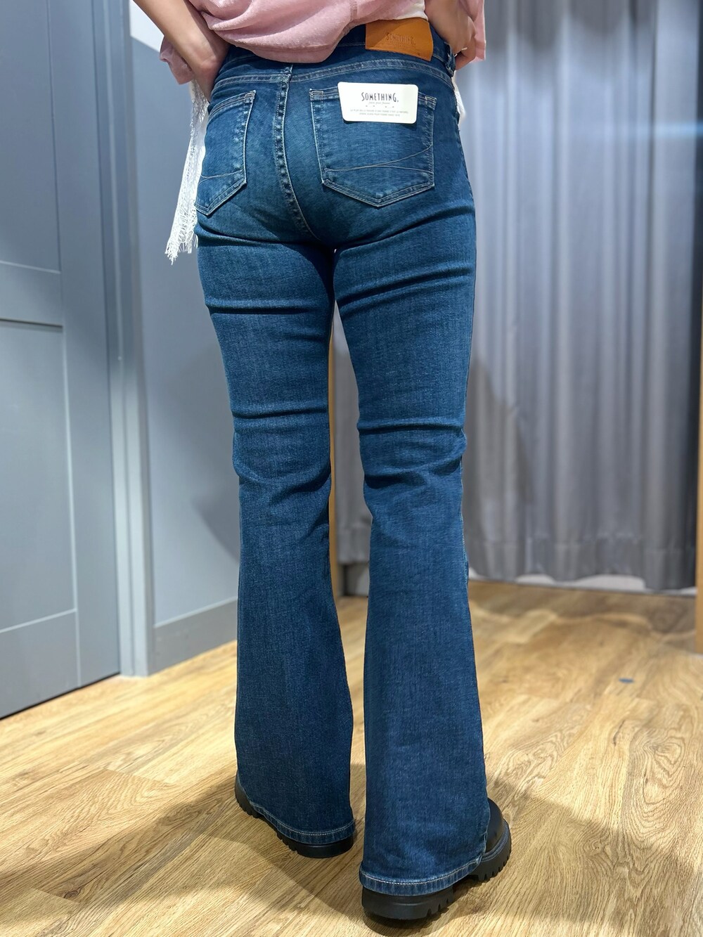 ブルー系のその他パンツ、ピンク系のTシャツ/カットソー、ブラック系のトートバッグを着用したレディースの秋コーディネートの8枚目の写真