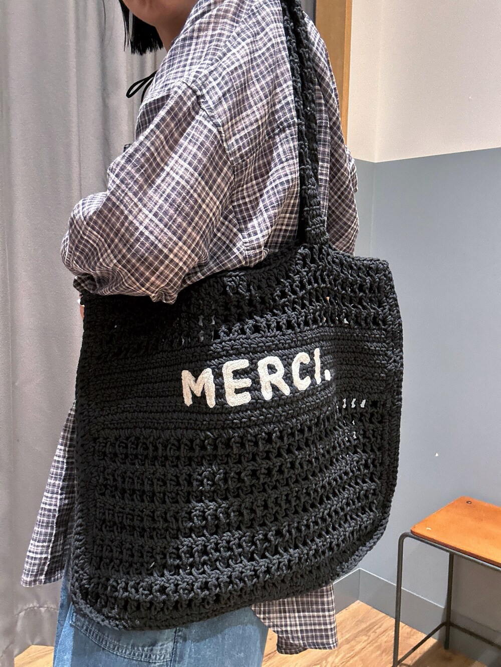 ピンク系のタンクトップ、グレー系のシャツ/ブラウス、ブルー系のデニムパンツを着用したレディースの春コーディネートの9枚目の写真