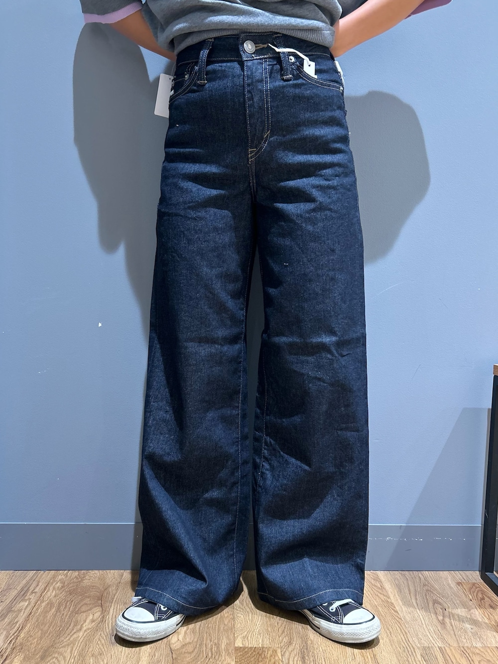 グレー系のニット/セーター、ブルー系のその他トップス、ブルー系のデニムパンツを着用したレディースの夏コーディネートの7枚目の写真