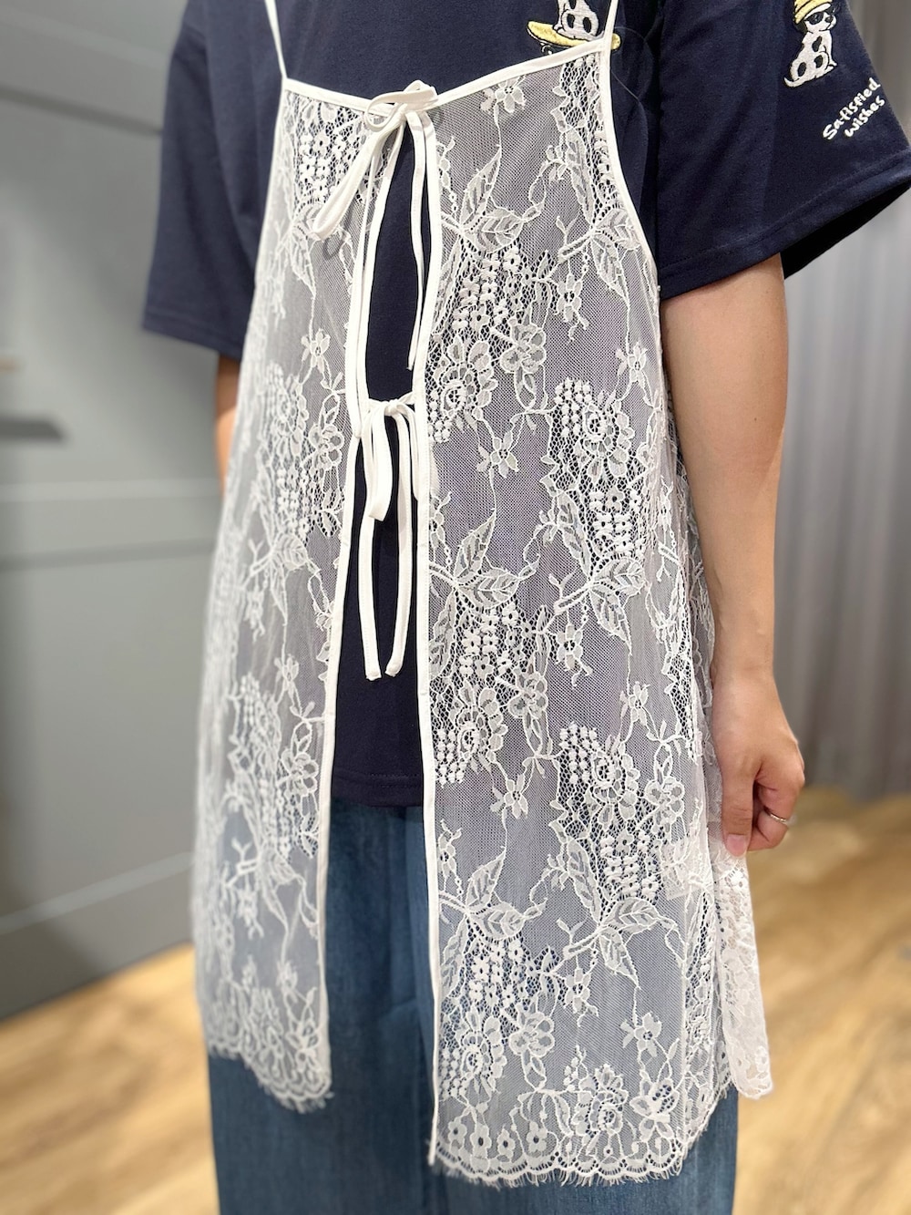 ブルー系のTシャツ/カットソー、ブルー系のデニムパンツ、ホワイト系のTシャツ/カットソーを着用したレディースの夏コーディネートの4枚目の写真