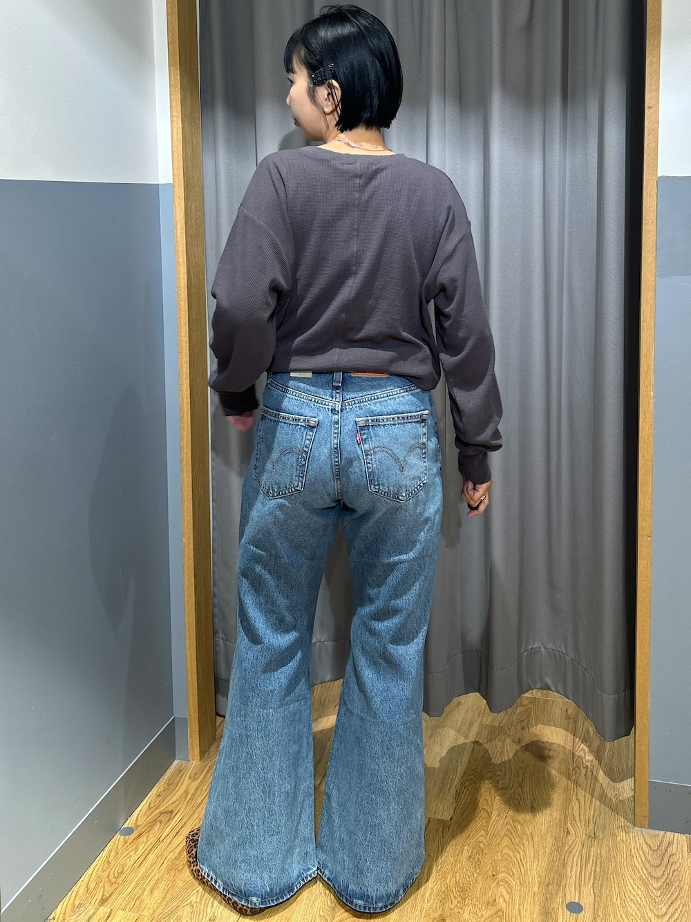 グレー系のTシャツ/カットソー、ブルー系のその他パンツ、グリーン系のショルダーバッグを着用したレディースの秋コーディネートの3枚目の写真