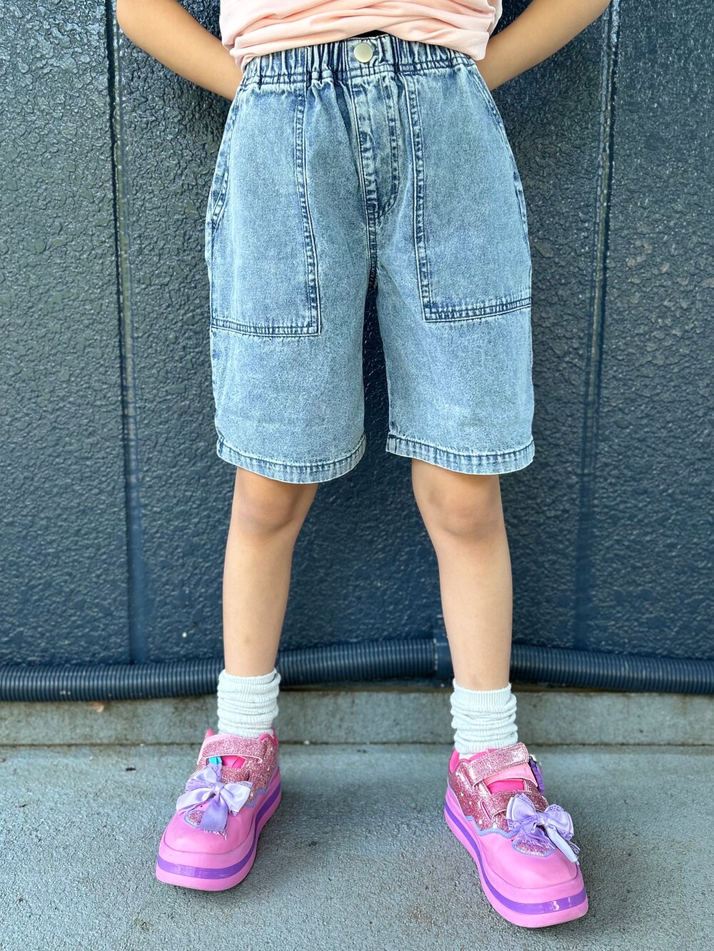 ブルー系のその他パンツ、ピンク系のTシャツ/カットソー、ピンク系のショルダーバッグを着用したキッズの春コーディネートの7枚目の写真