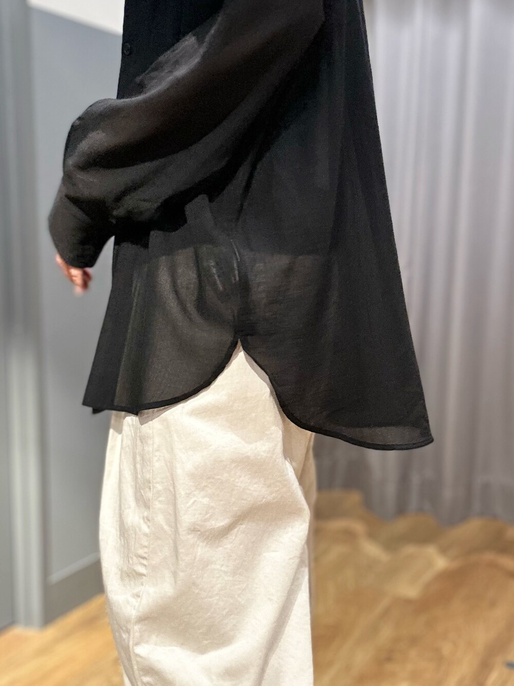 ブラック系のシャツ/ブラウス、ブラック系のタンクトップ、ホワイト系のその他パンツを着用したレディースの夏コーディネートの5枚目の写真