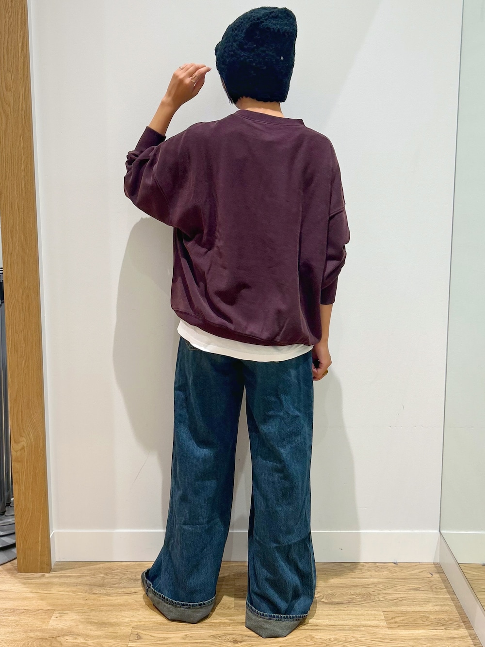 レッド系のスウェット、グリーン系のその他パンツ、ブラック系のトートバッグを着用したレディースの秋コーディネートの3枚目の写真