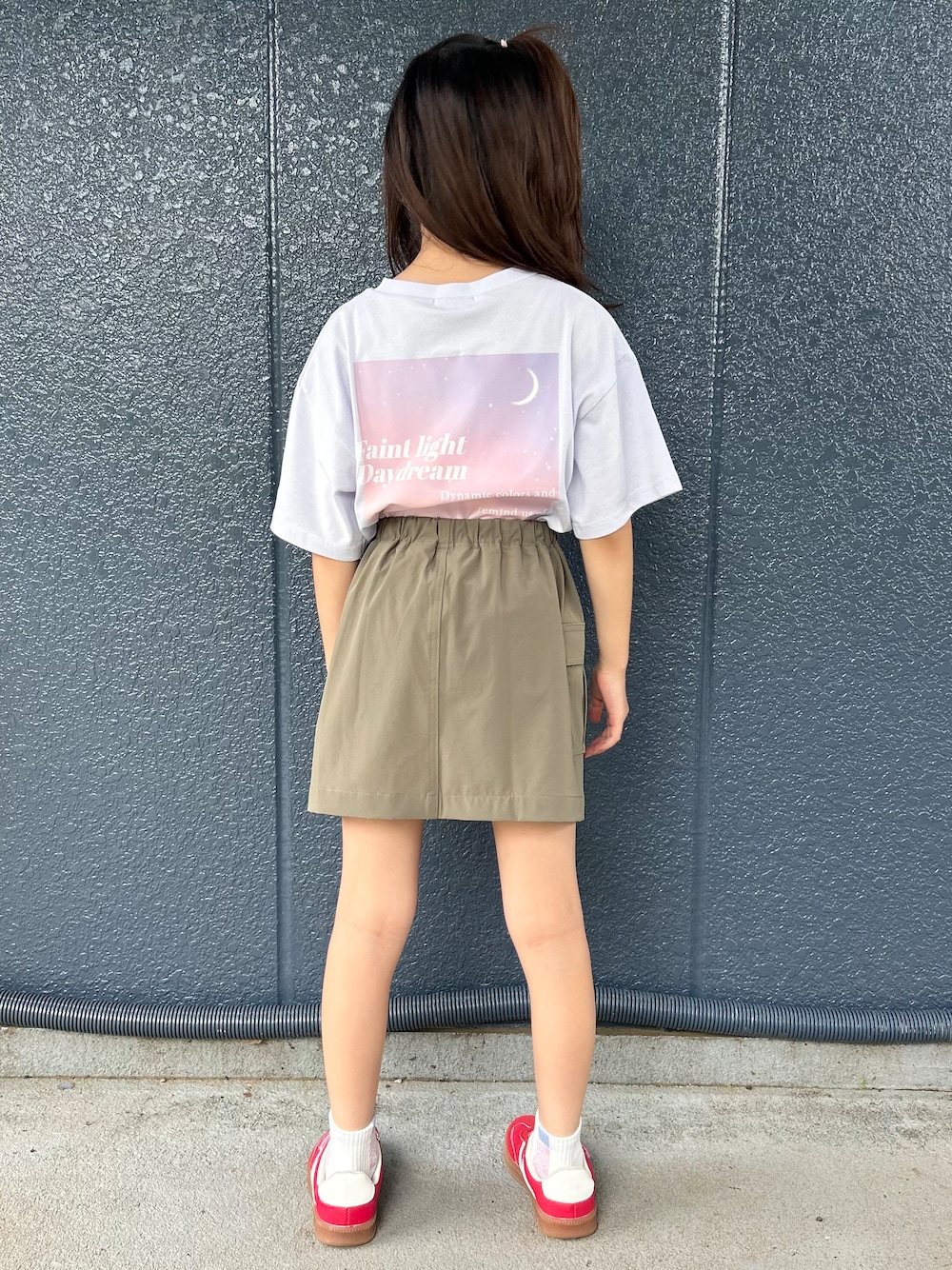 パープル系のTシャツ/カットソー、ブラウン系のスカートを着用したキッズの夏コーディネートの3枚目の写真