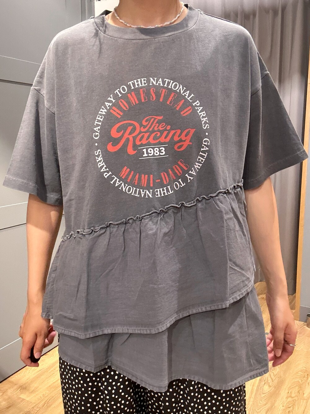 グレー系のTシャツ/カットソー、ホワイト系のその他パンツ、グレー系のショルダーバッグを着用したレディースの夏コーディネートの5枚目の写真