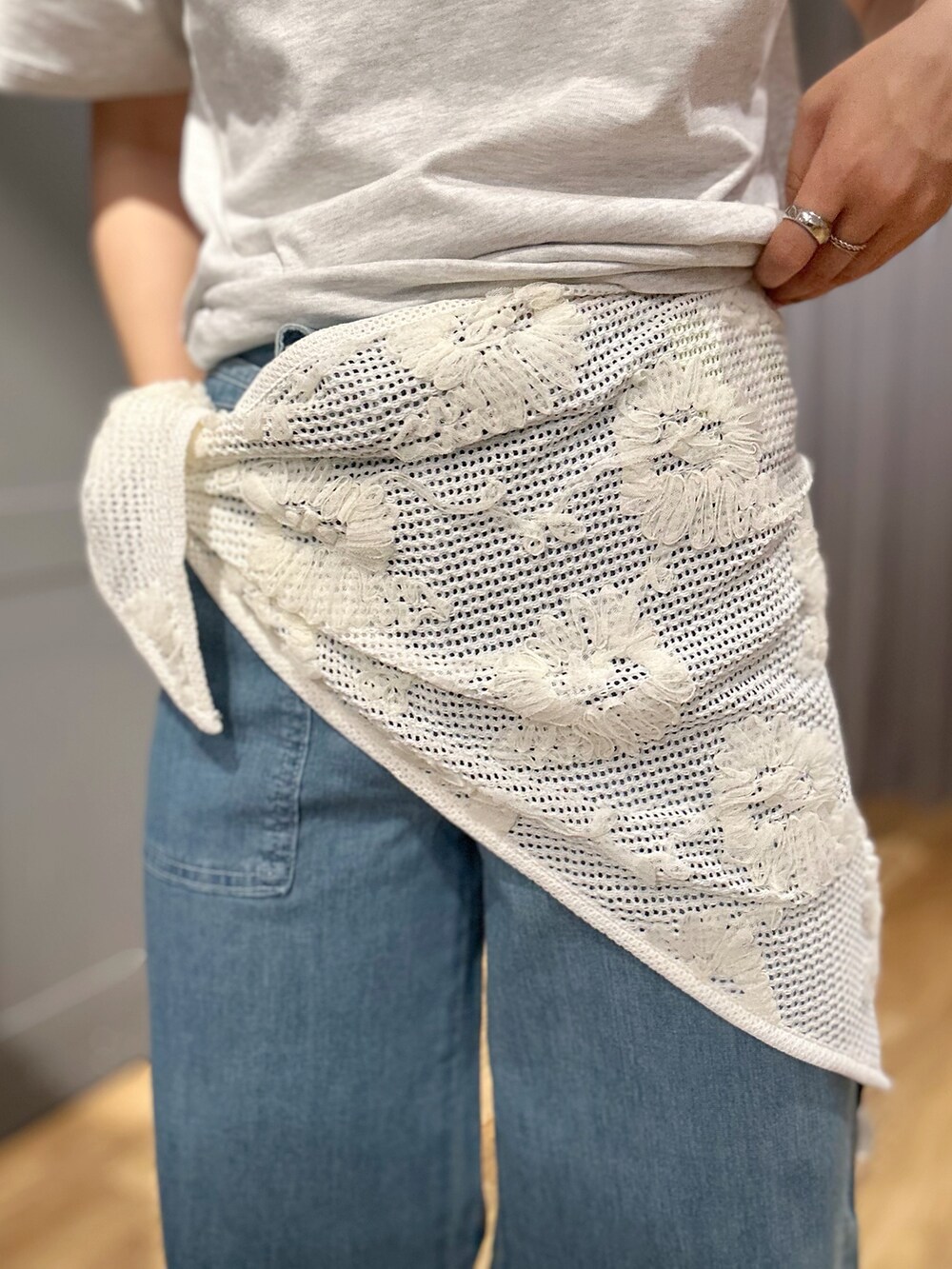 ブラウン系のテーラードジャケット、ブラック系のショルダーバッグ、グレー系のTシャツ/カットソーを着用したレディースの春コーディネートの10枚目の写真