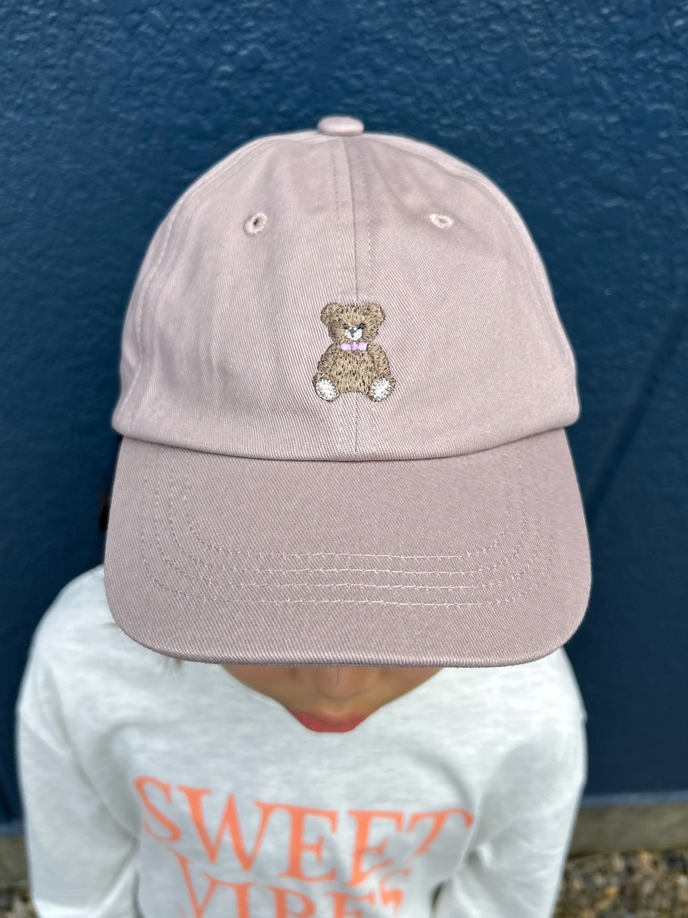 ブラック系のその他パンツ、ホワイト系のTシャツ/カットソー、ベージュ系のキャップを着用したキッズの秋コーディネートの9枚目の写真