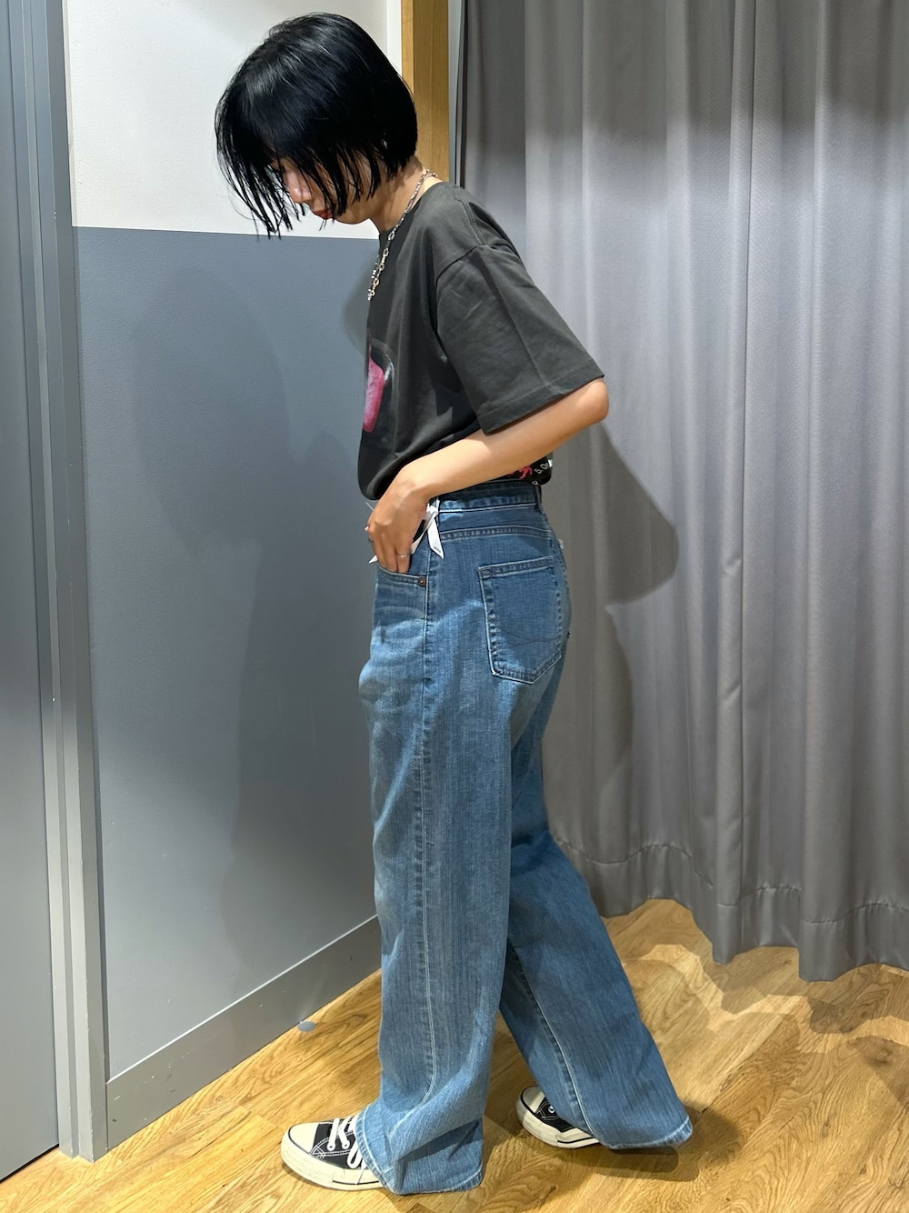 グレー系のTシャツ/カットソー、ブルー系のデニムパンツ、ブラック系のショルダーバッグを着用したレディースの夏コーディネートの3枚目の写真