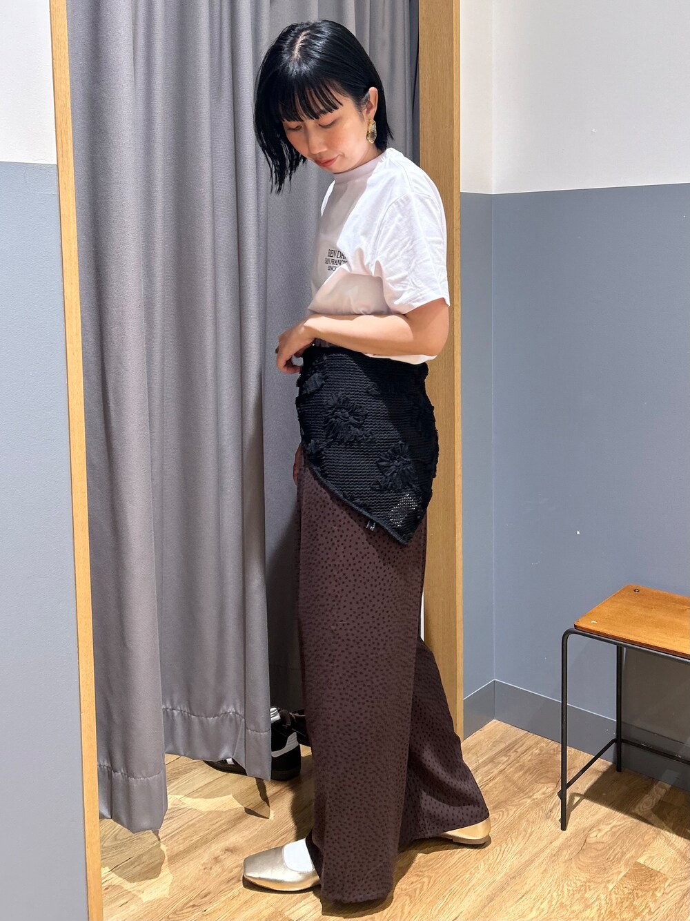 ホワイト系のTシャツ/カットソー、ブラック系のその他パンツ、ブラック系のバンダナ/スカーフを着用したレディースの夏コーディネートの2枚目の写真