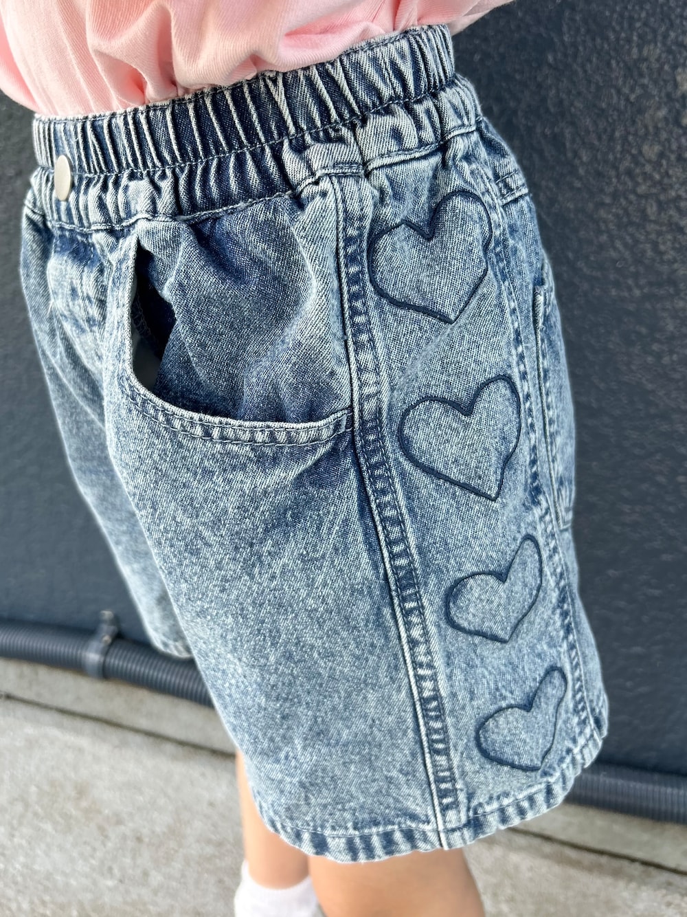 ピンク系のTシャツ/カットソー、ブルー系のその他パンツを着用したキッズの夏コーディネートの10枚目の写真