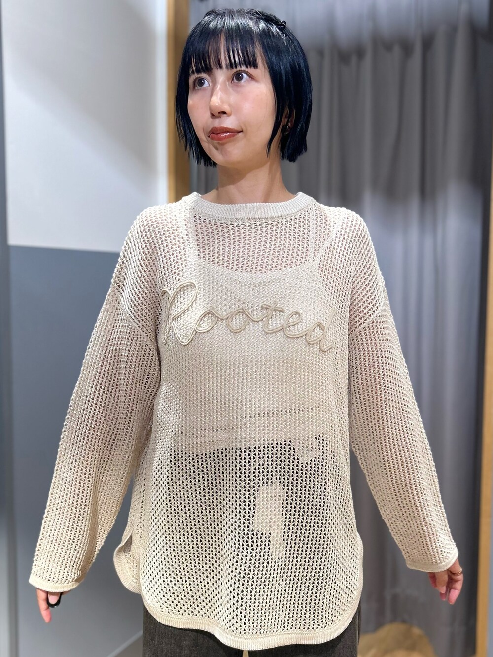 ホワイト系のニット/セーター、ブラウン系のその他パンツ、ブラック系のショルダーバッグを着用したレディースの夏コーディネートの5枚目の写真