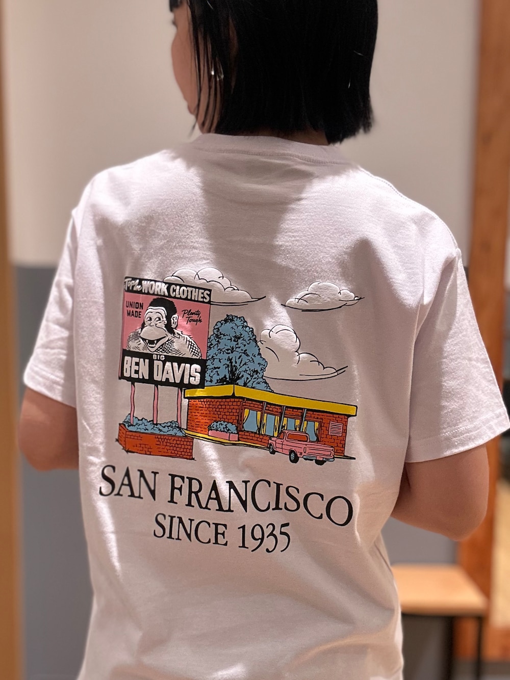 ホワイト系のTシャツ/カットソー、ブラック系のその他パンツ、ブラック系のバンダナ/スカーフを着用したレディースの夏コーディネートの5枚目の写真